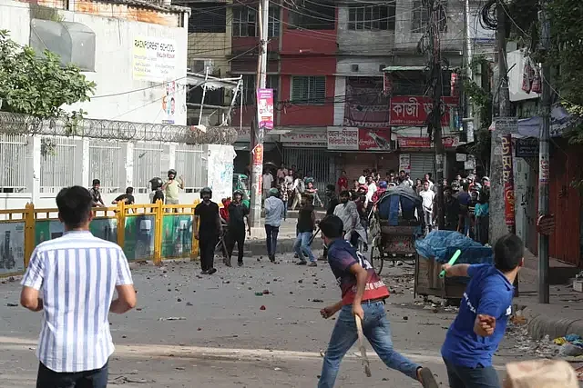 Clashes continued between quota movement students and leaders and activists of Chhatra League and Jubo League at Chankharpool in the capital on Tuesday afternoon.